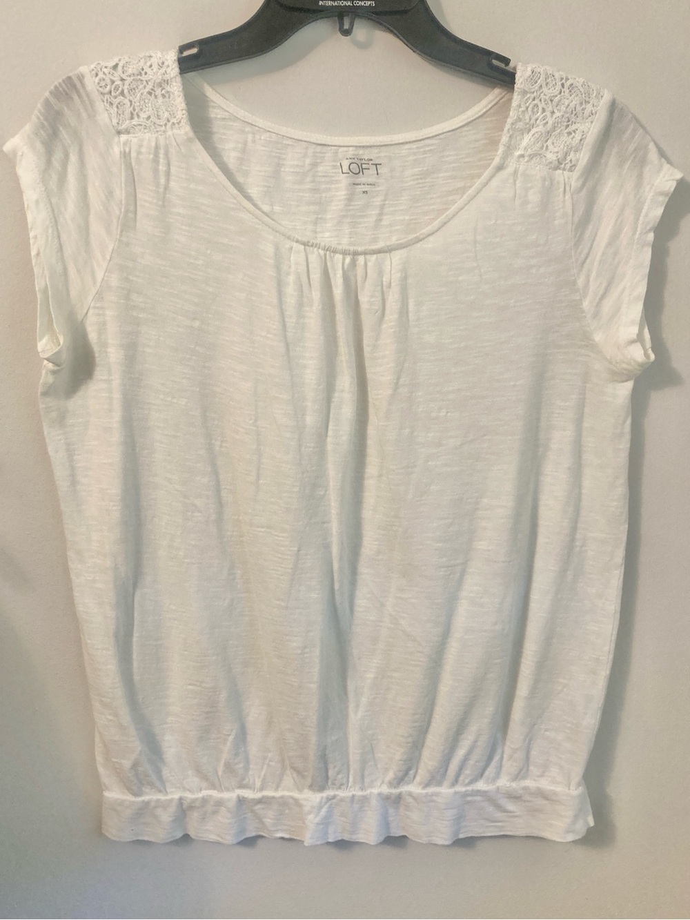 Ann Taylor Loft White Shirt Top Blouse Size XS White Short Sleeve Crochet Flower